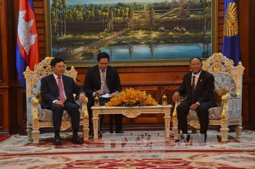 Phó Thủ tướng Phạm Bình Minh chào Chủ tịch Quốc hội Vương quốc Campuchia Samdech Heng Samrin - ảnh 1